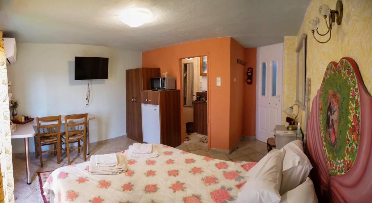 Hotel Η Φωλιτσα Karpenísion Exteriér fotografie